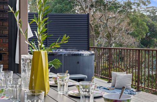 Terrigal Casa | “Blue Bird” – Oceanview, Spa & Games Room