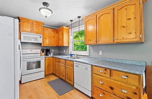 Bluewater Cabaña | Blue Bluff Beauty - King Bed! *AC* - Private Lake Access