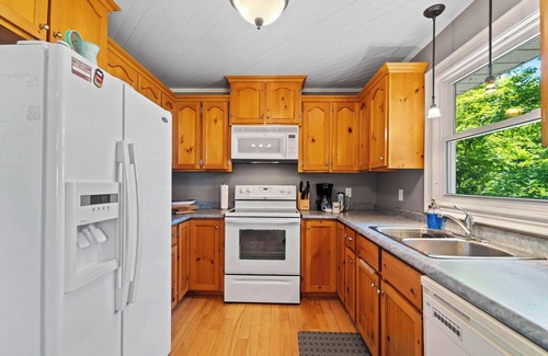 Bluewater Cabaña | Blue Bluff Beauty - King Bed! *AC* - Private Lake Access