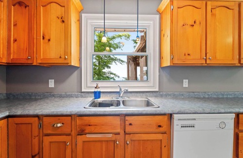 Bluewater Cabaña | Blue Bluff Beauty - King Bed! *AC* - Private Lake Access