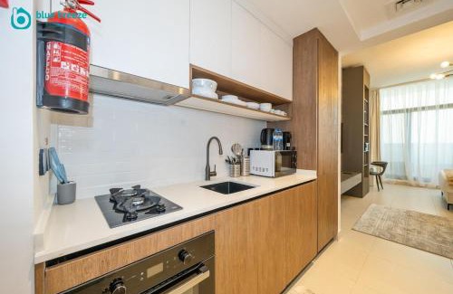 Dubai Apartamento | Blue Breeze - Trendy Studio with Balcony & Stylish Interiors