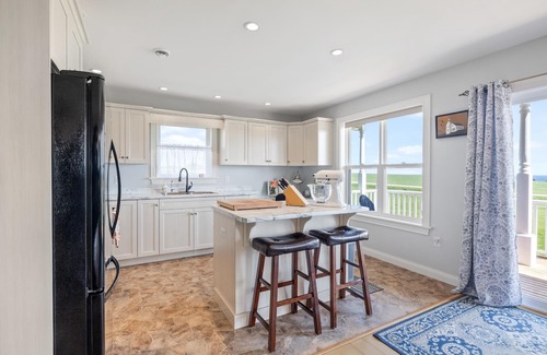 Park Corner Casa | Blue by the Sea w/bunkie- 10 min walk to the beach