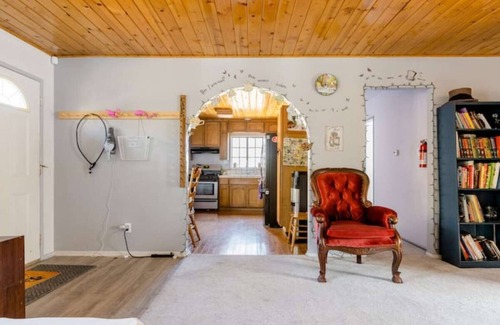 Frazier Park Cabina | Blue Charmer Themed Cabin with Indoor Fireplace