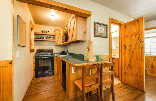 Edgemont Cabina | Blue Clouds Resort Rustic Charm!
