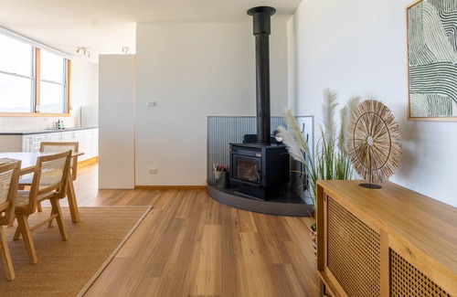 Alonnah Casa | Blue Cottage Bruny Island, ALONNAH, fabulous water views, wood heater, near Pub