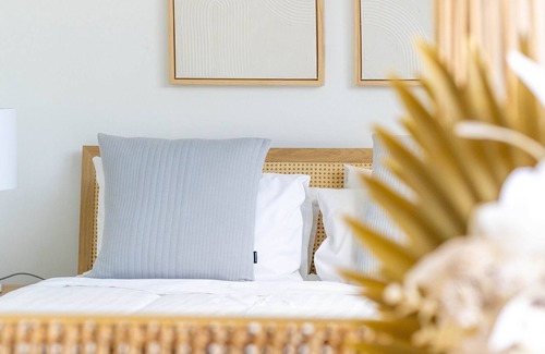 Alonnah Casa | Blue Cottage Bruny Island, ALONNAH, fabulous water views, wood heater, near Pub