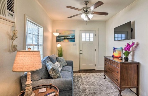 San Jacinto Casa | Blue Dolphin Cottage Walk to Galveston Seawall!