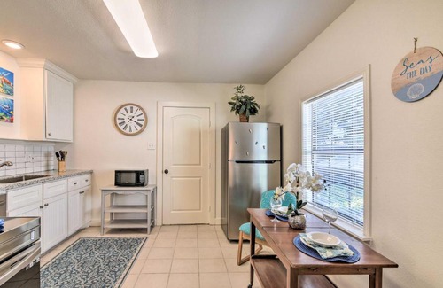 San Jacinto Casa | Blue Dolphin Cottage Walk to Galveston Seawall!