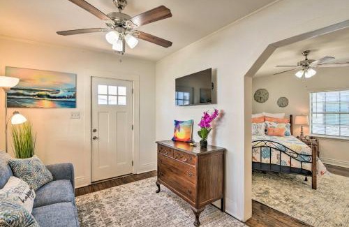 San Jacinto Casa | Blue Dolphin Cottage Walk to Galveston Seawall!