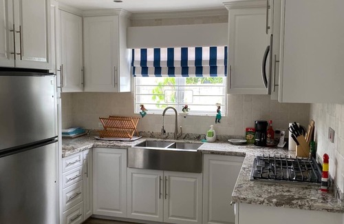 Halcyon Heights Casa | Blue Door Beach House - 3 bed 2 bath w/ AC, WIFI, KITCHEN, WASH/DRY & CABLE