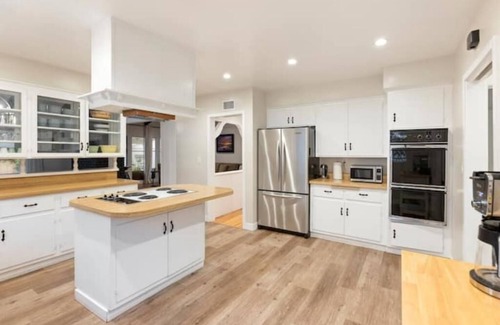 Valley Glen Casa | Blue Door Oasis 5 min from Universal and Hollywood