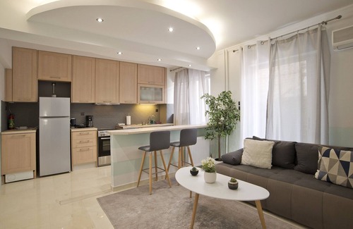 Peiraiki Apartamento | Blue Dream Modern Piraeus Apt, Walk to Beach