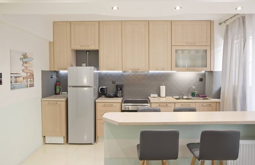 Peiraiki Apartamento | Blue Dream Modern Piraeus Apt, Walk to Beach