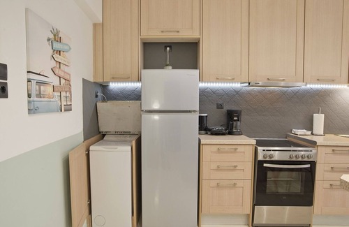 Peiraiki Apartamento | Blue Dream Modern Piraeus Apt, Walk to Beach