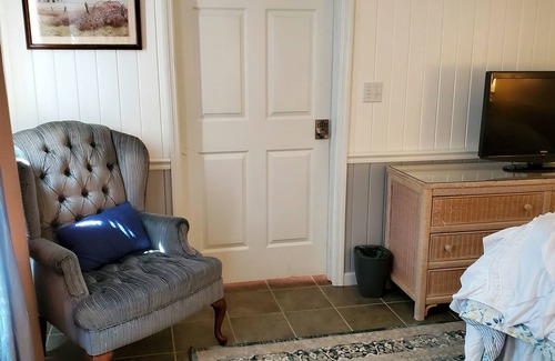 Pikeville Cama Y Desayuno | Blue Fields Room in Cascade Inn at Fall Creek Falls