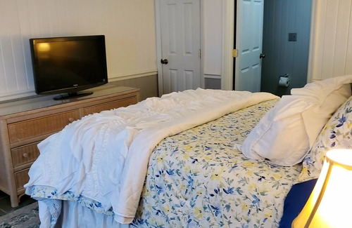 Pikeville Cama Y Desayuno | Blue Fields Room in Cascade Inn at Fall Creek Falls