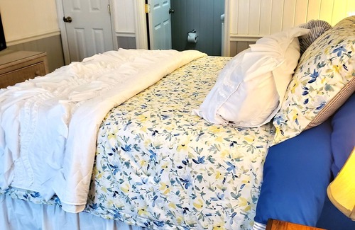 Pikeville Cama Y Desayuno | Blue Fields Room in Cascade Inn at Fall Creek Falls