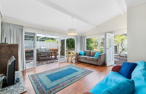 Waikanae Casa | Blue Gate Cottage - Waikanae Beach Holiday Home