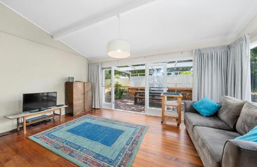 Waikanae Casa | Blue Gate Cottage - Waikanae Beach Holiday Home