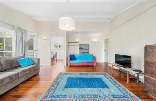 Waikanae Casa | Blue Gate Cottage - Waikanae Beach Holiday Home