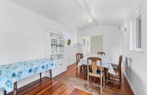 Waikanae Casa | Blue Gate Cottage - Waikanae Beach Holiday Home