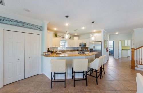 Holmes Beach Casa | Blue Haven Beach House: 3BR/3BA Pool Home Steps to Beach
