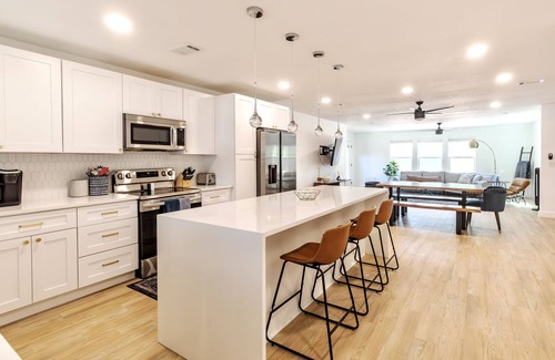 Georgetown Casa | Blue Haven | NEW | Sleeps 8 | Downtown Georgetown