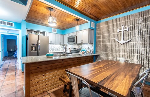 Port Aransas Condominio | Blue Heat Waves:Beachfront Oasis Resort Pools, Ocean Views