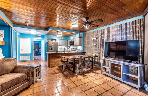 Port Aransas Condominio | Blue Heat Waves:Beachfront Oasis Resort Pools, Ocean Views