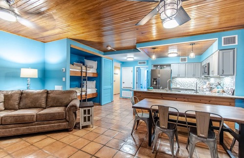 Port Aransas Condominio | Blue Heat Waves:Beachfront Oasis Resort Pools, Ocean Views