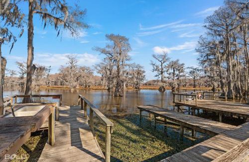 Uncertain Casa | Blue Heron Lakefront, Caddo Lake, Kayaks & Canoes