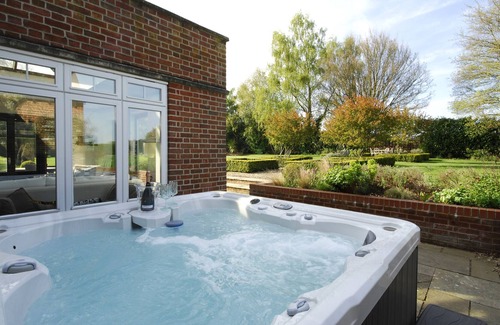 Maidensgrove Casa | Blue Hills - Heated Pool, hot Tub, Cinema Room