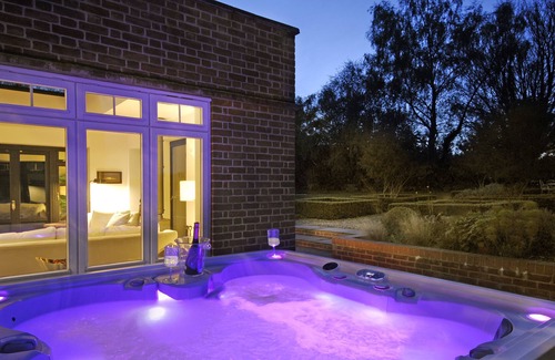 Maidensgrove Casa | Blue Hills - Heated Pool, hot Tub, Cinema Room
