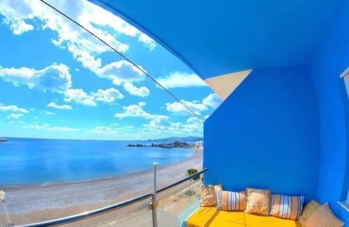 Haraki Apartamento | Blue House Beach Apartment - Sleeps 4 & Balcony
