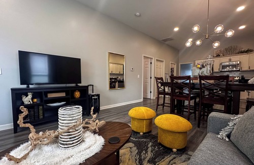 Blue Springs Casa | Blue House - Cozy 3 Bedroom, King Bed, Rotary Park