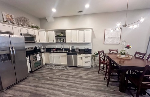 Blue Springs Casa | Blue House - Cozy 3 Bedroom, King Bed, Rotary Park