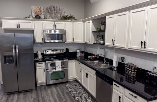 Blue Springs Casa | Blue House - Cozy 3 Bedroom, King Bed, Rotary Park