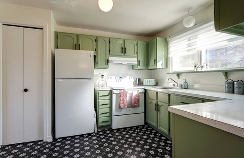 Mont-St-Hilaire Apartamento | Blue House on the River