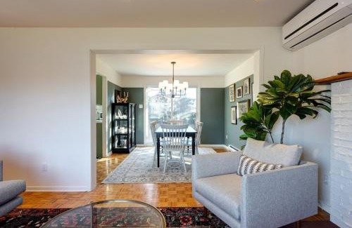 Mont-St-Hilaire Apartamento | Blue House on the River