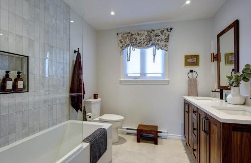 Mont-St-Hilaire Apartamento | Blue House on the River