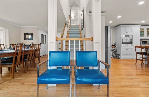 Westbrook Center Casa | Blue House - Steps from the Beach