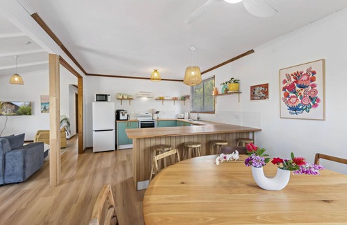 North Creek Casa | Blue House Surf Shack - Pet Friendly - Pet Friendly Authentic Beach House