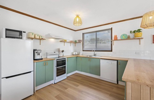North Creek Casa | Blue House Surf Shack - Pet Friendly - Pet Friendly Authentic Beach House