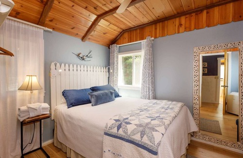 Twin Peaks Hotel | Blue Jay - One-Bedroom | One Bed + Day Bed | ¾ Bathroom | Sleeps Four