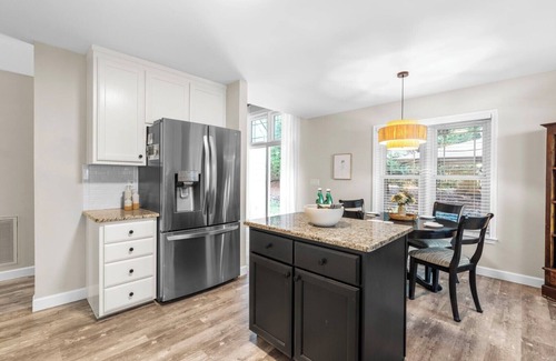 North Raleigh Casa | Blue Jay’s Retreat: King Bed & Fenced Yard