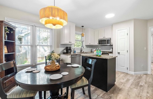 North Raleigh Casa | Blue Jay’s Retreat: King Bed & Fenced Yard