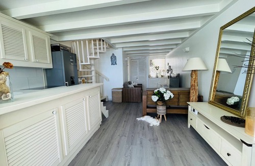 Malendure Casa | Blue Lagoon, Cottage feet in the water