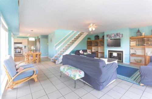 Callender Casa | Blue Laguna Landing
