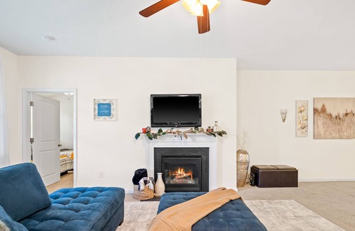 Zebulon Casa | Blue Mallow retreat with pool access in the heart of Zebulon