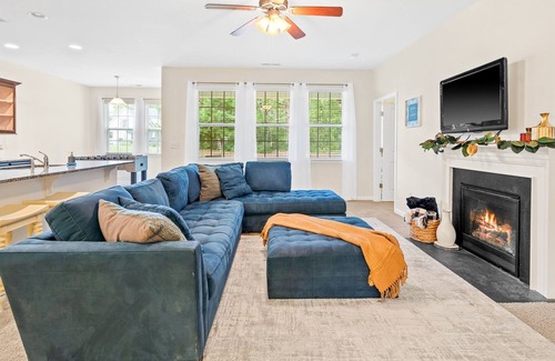 Zebulon Casa | Blue Mallow retreat with pool access in the heart of Zebulon